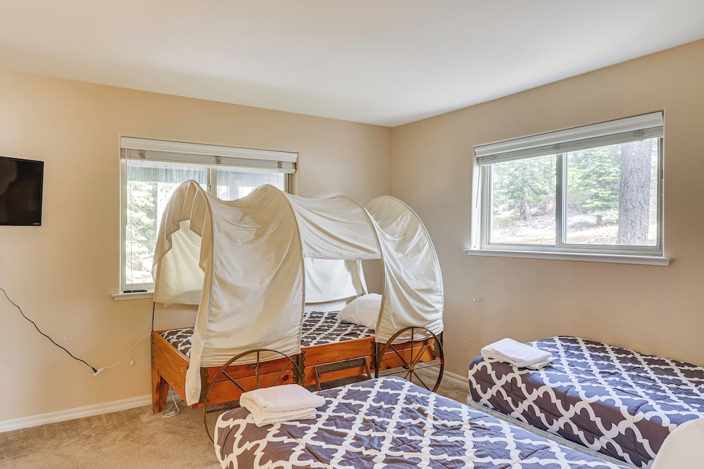 7 Mi to Beach: Home w/ Hot Tub in South Lake Tahoe