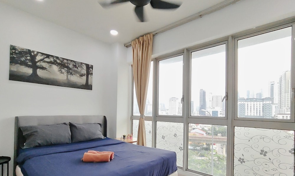 Regalia Residence The Sky Pool Suite