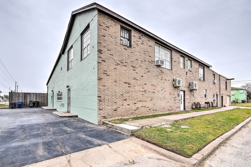 Walkable Galveston Apartment w/ Hot Tub Access