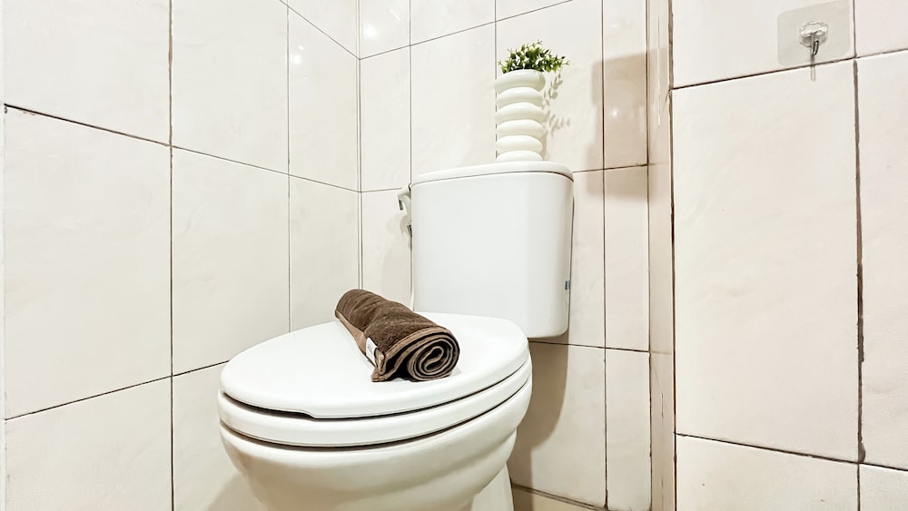 White Tone Studio At Amazana Serpong Apartment