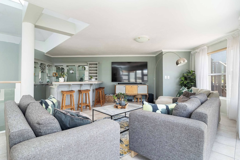 Beachfront Villa Sea Breeze, Hout Bay, Cape Town