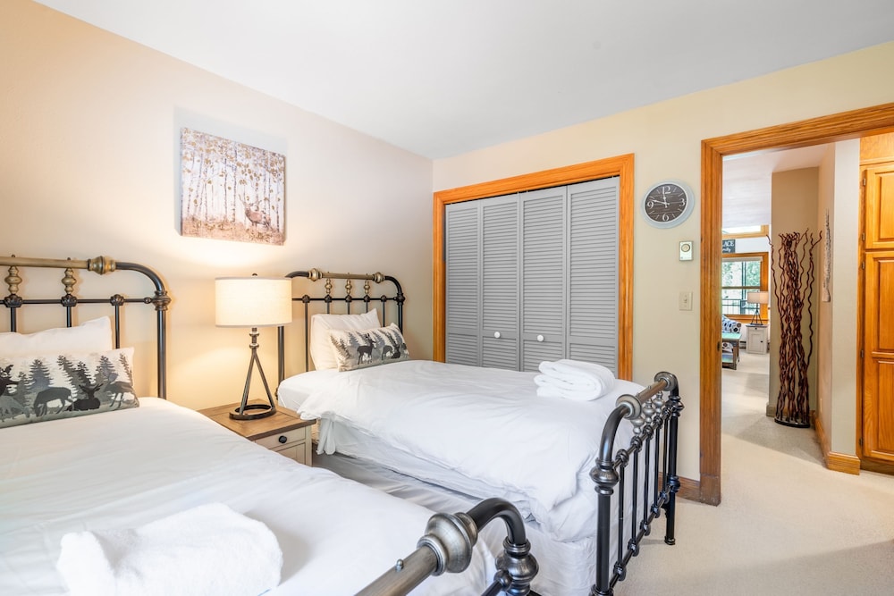 Cimarron Lodge 14 by Avantstay Ski-in Ski-out Property in Complex w Two Hot Tubs Permit 3601