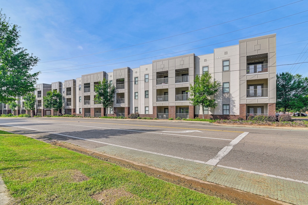 Cotton District Condo: Walkable Spot for Game Day!