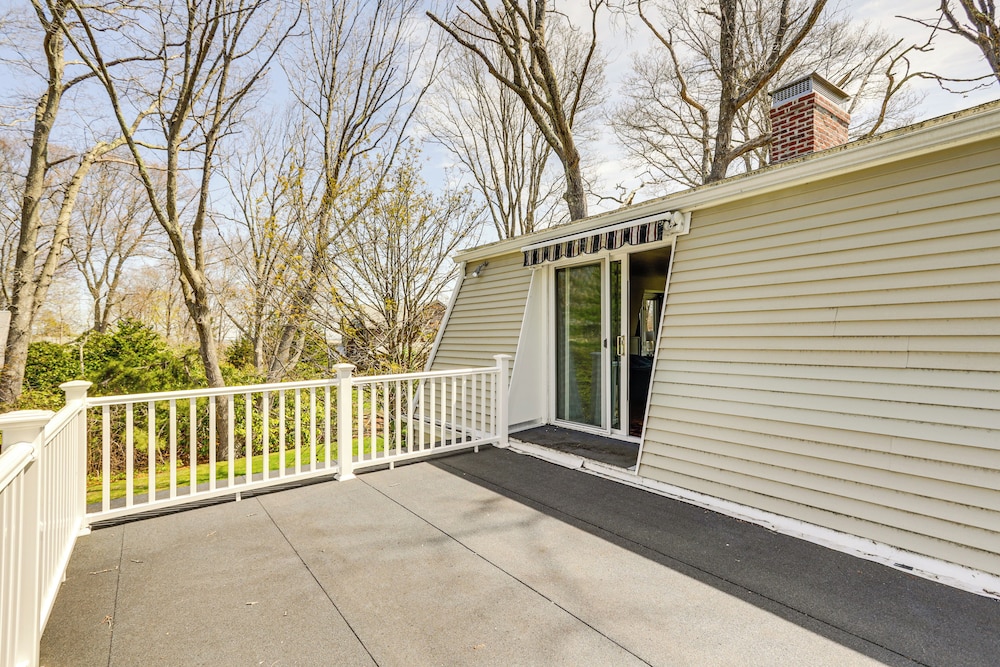 3 Mi to Cape Cod Bay: Marshfield Home w/ Balcony!