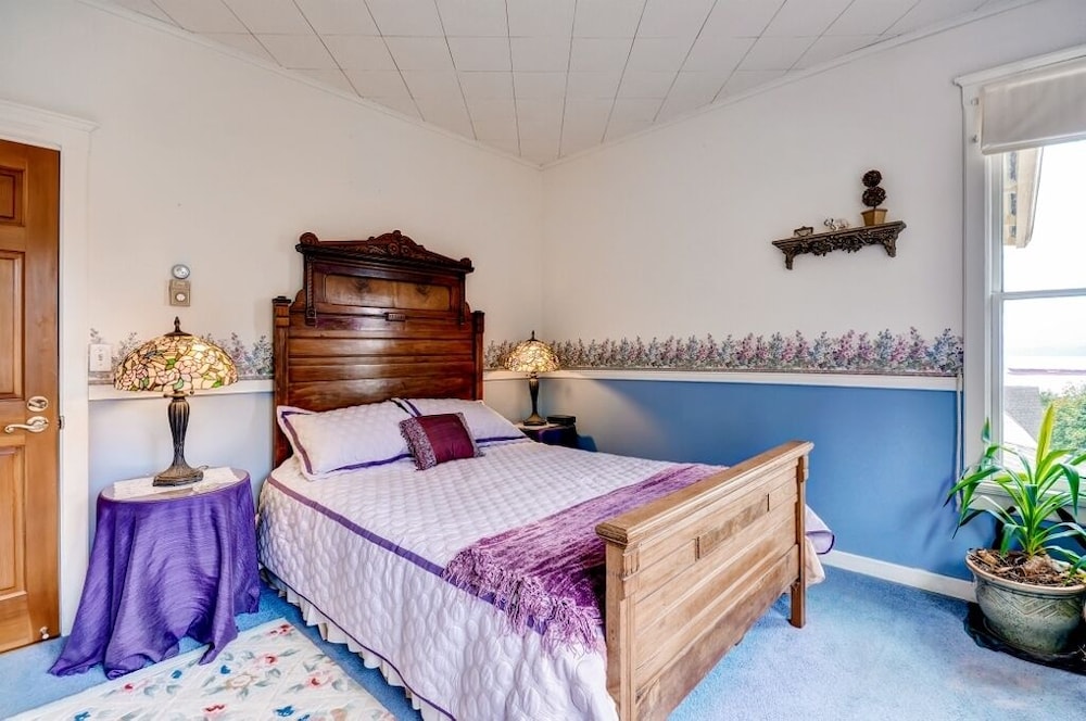 'astoria Painted Lady' Historic Apt w/ River View! view 2