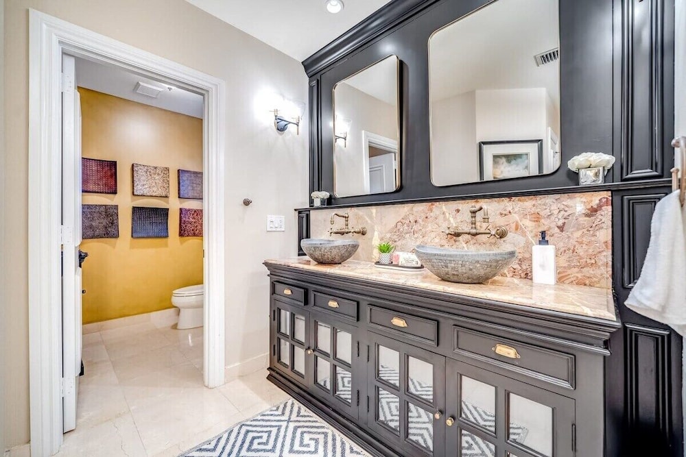 5 Bedroom Luxury Home, Minutes to Las Olas, Shops & Beach