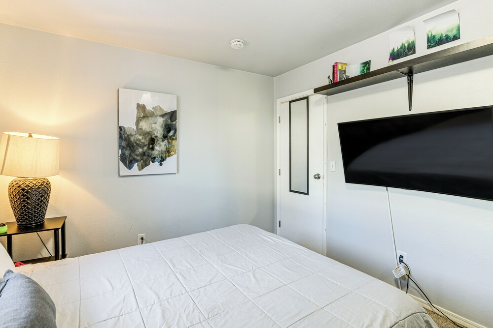 3 Mi to Dtwn: Apt w/ Shared Sauna in Anchorage