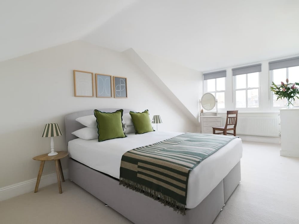 Luxury 5-bedroom Town House in Brook Green Central London