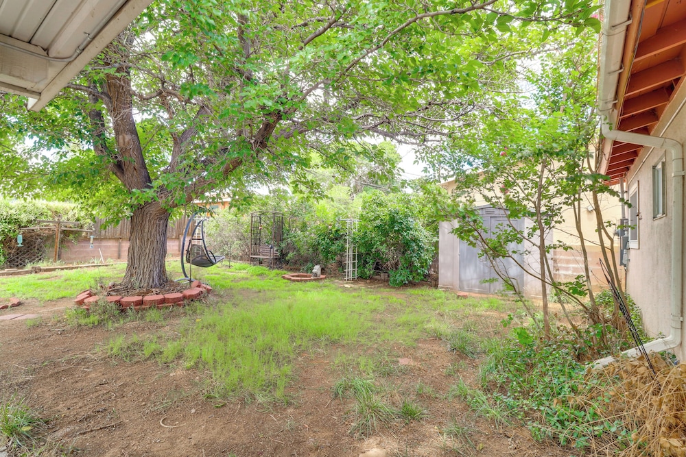 Pets Welcome: Hot Tub Haven in Albuquerque!