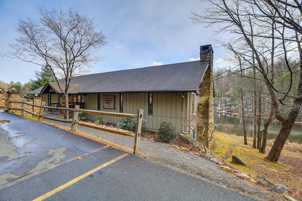 Blue Ridge Mountains Cabin w/ Community Perks!