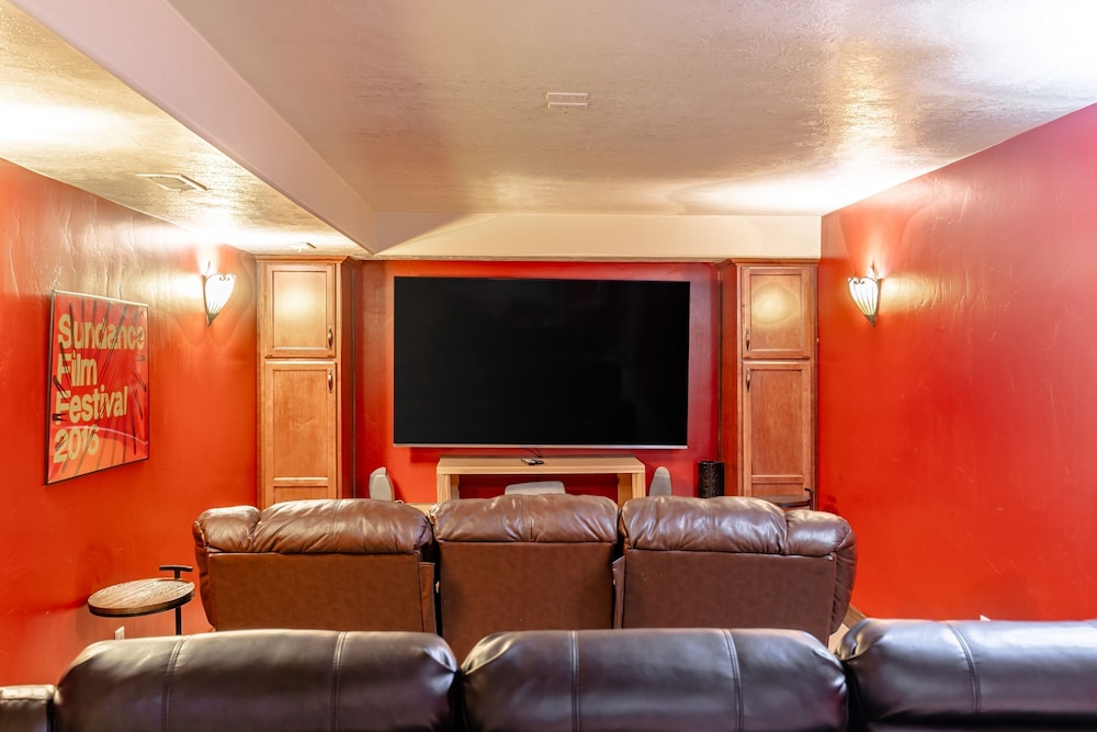Red Hawk by Avantstay Charming Cabin w Theatre Spa 5mins to Deer Valley Mtn