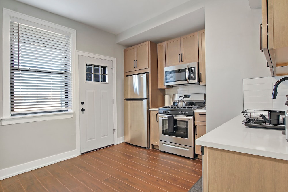 Comfy 2BR - Sunnyside 2F