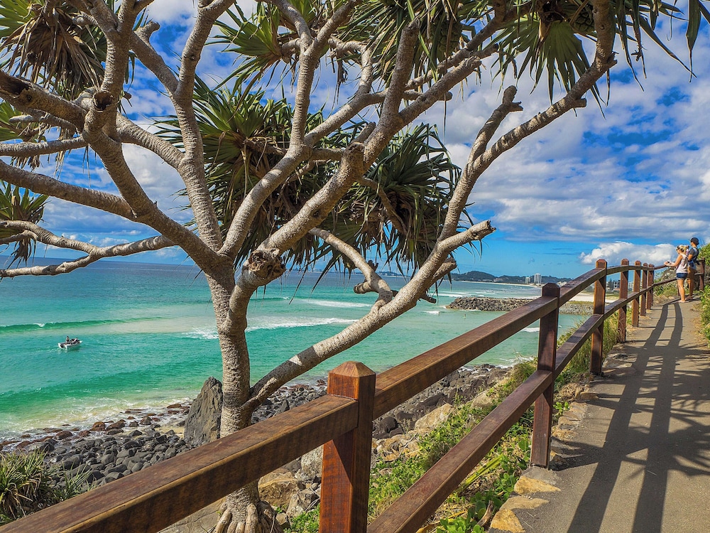 Waterfront Canal Escape in Burleigh