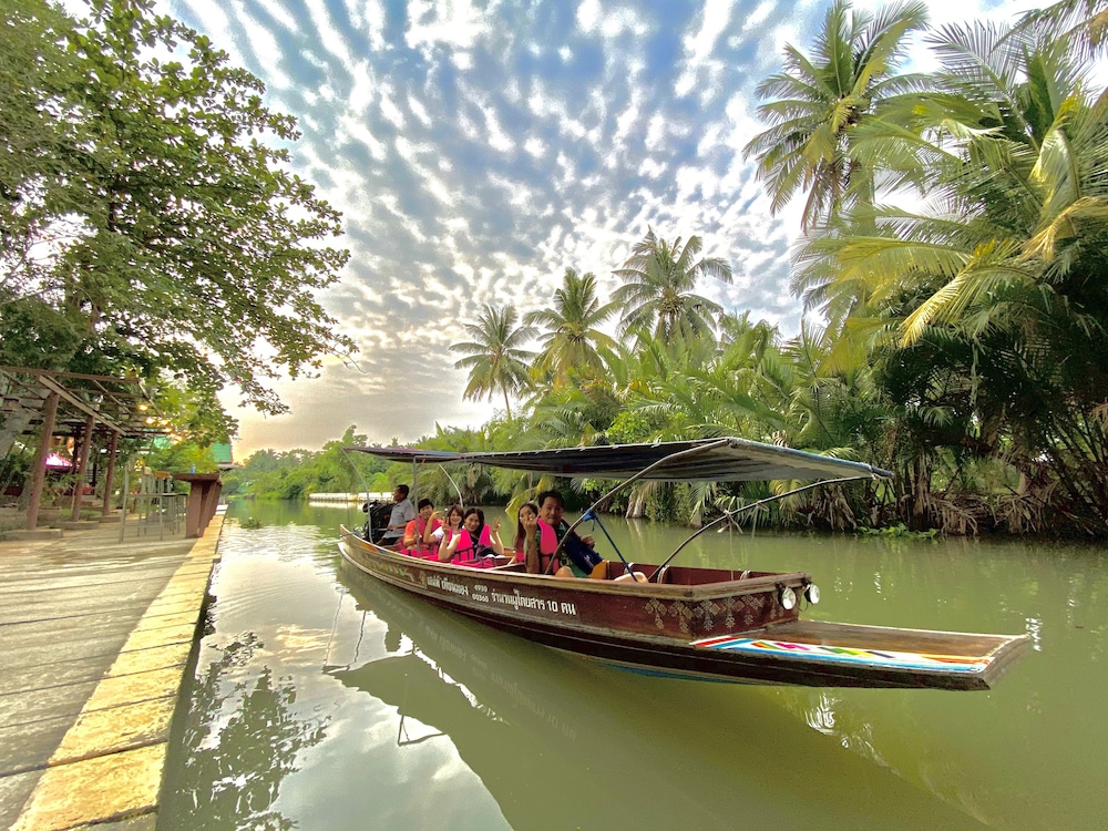 Aioun At Amphawa