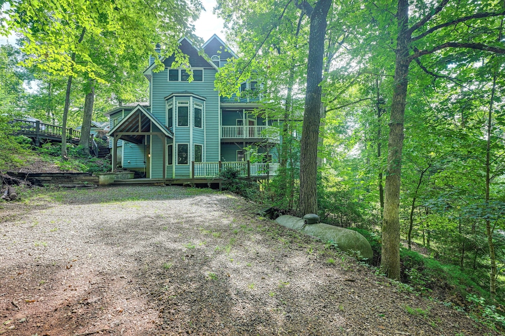 5-story Group Getaway w/ Game Room in Franklin!
