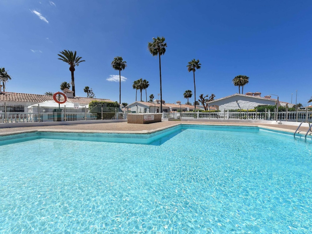 Central Bungalow With Pool