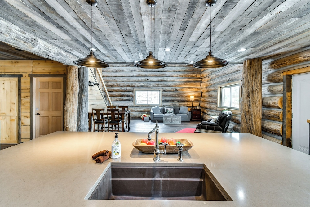 Perfect for Families: Custom-built Harrison Cabin!