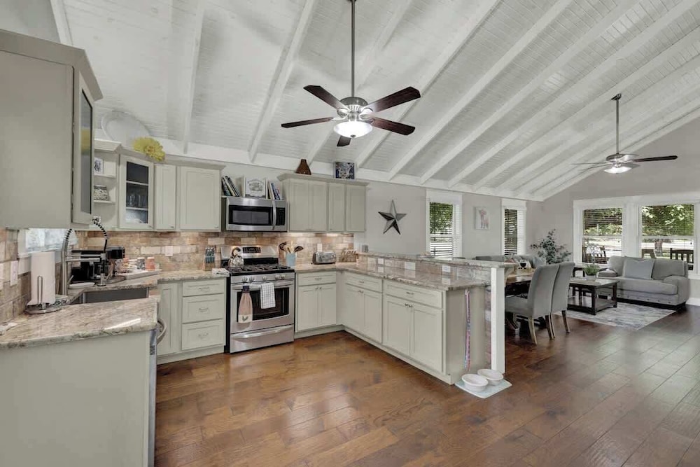 Charming Cottage-3 Mins to Downtown-pet Friendly!