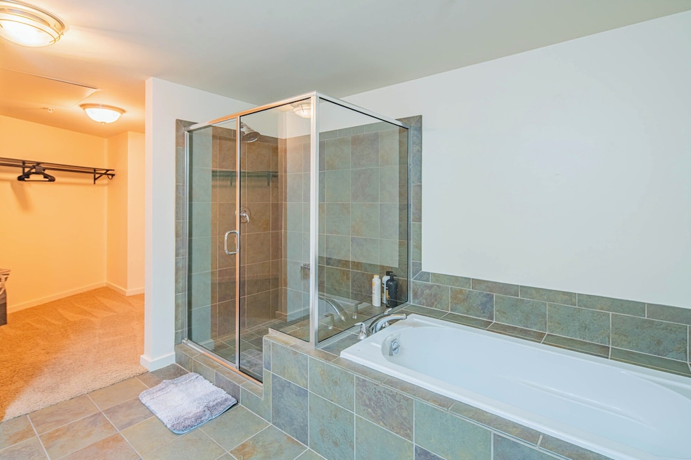 ROVE LIVING/KL - 44 Monroe