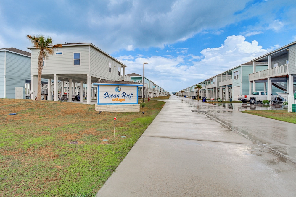 Walk to Water! Home w/ Pool Access in Rockport