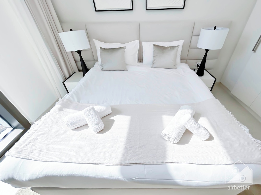 Luxurious 2B Apartment at Burj Crown Downtown