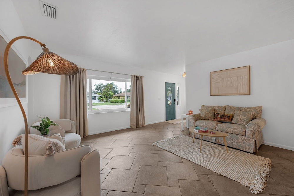 Naples Henrie Hideaway - Private Pool, Pet Friendly 12 Mins From Beach & Downtown 3 Bedroom Home