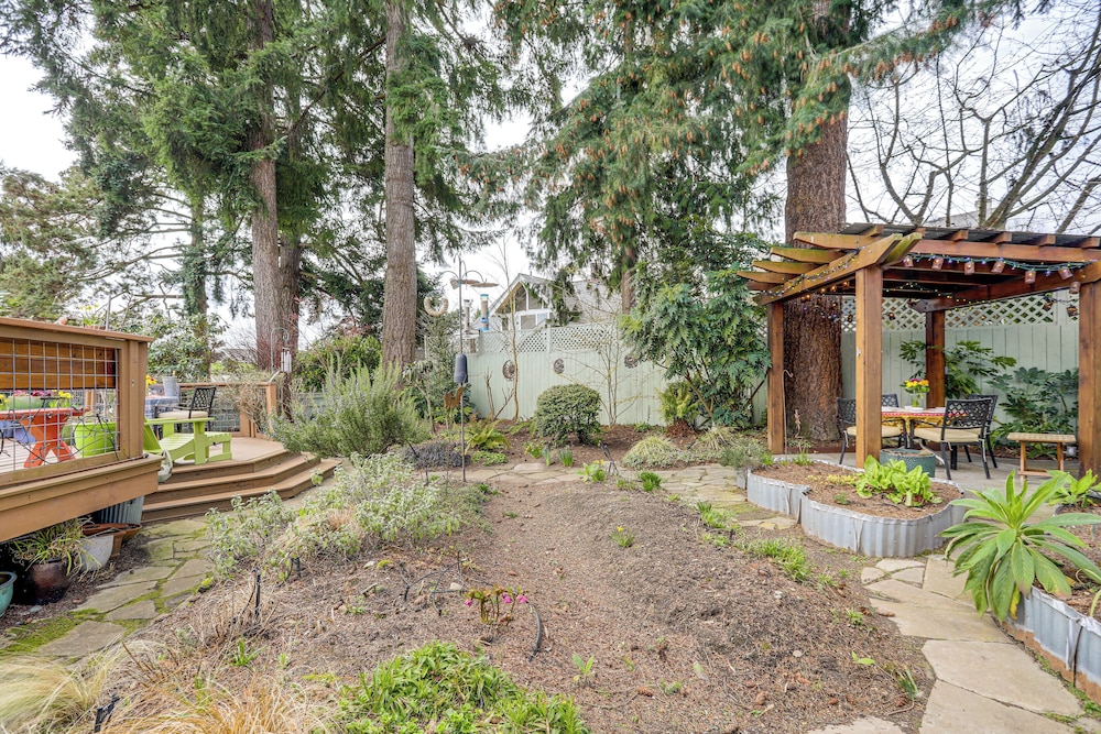 6 Mi to Dtwn Seattle: Walkable Home w/ Hot Tub