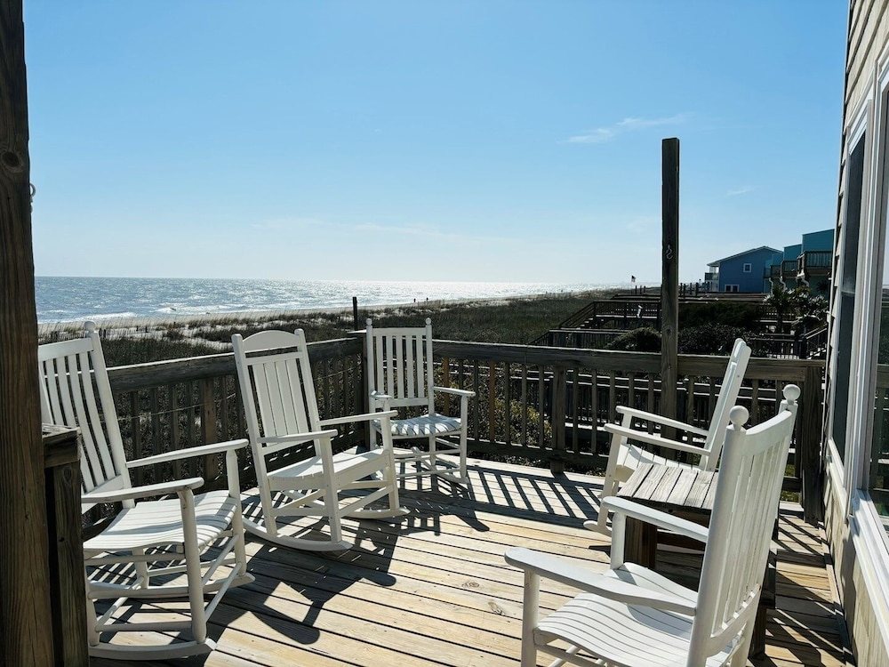 Great Place 5 Bedroom Home by RedAwning