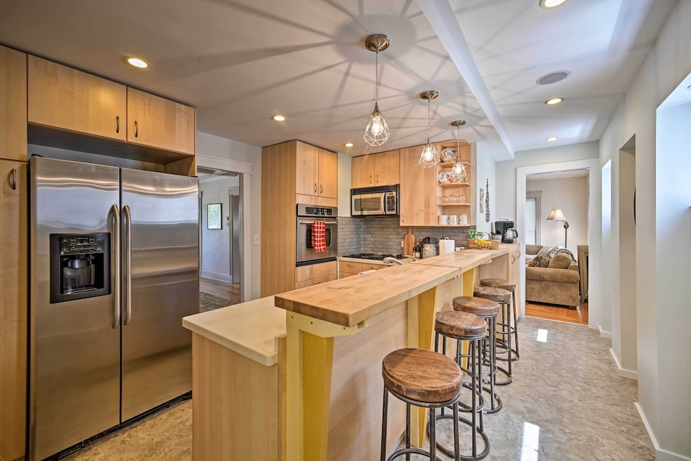 Home w/ Patio, 2 Blocks to St. Lawrence River - Property Image 16