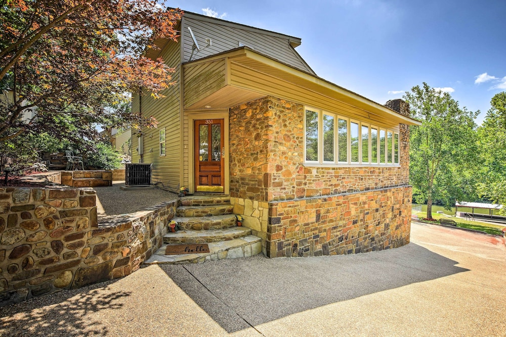 Private Deck & Dock: Home on Lake Hamilton!