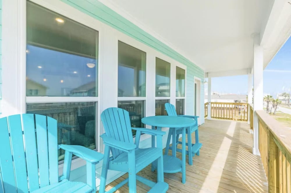 Surfside Oasis in Hitchcock view 4
