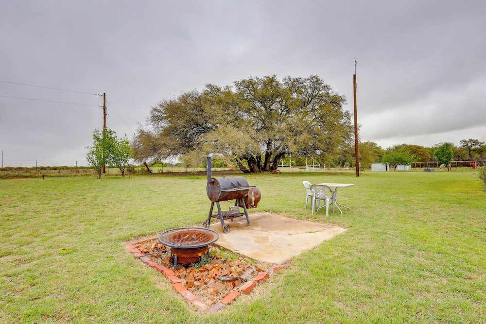 Bunkhouse on Working Texas Ranch w/ Horses & Cows!