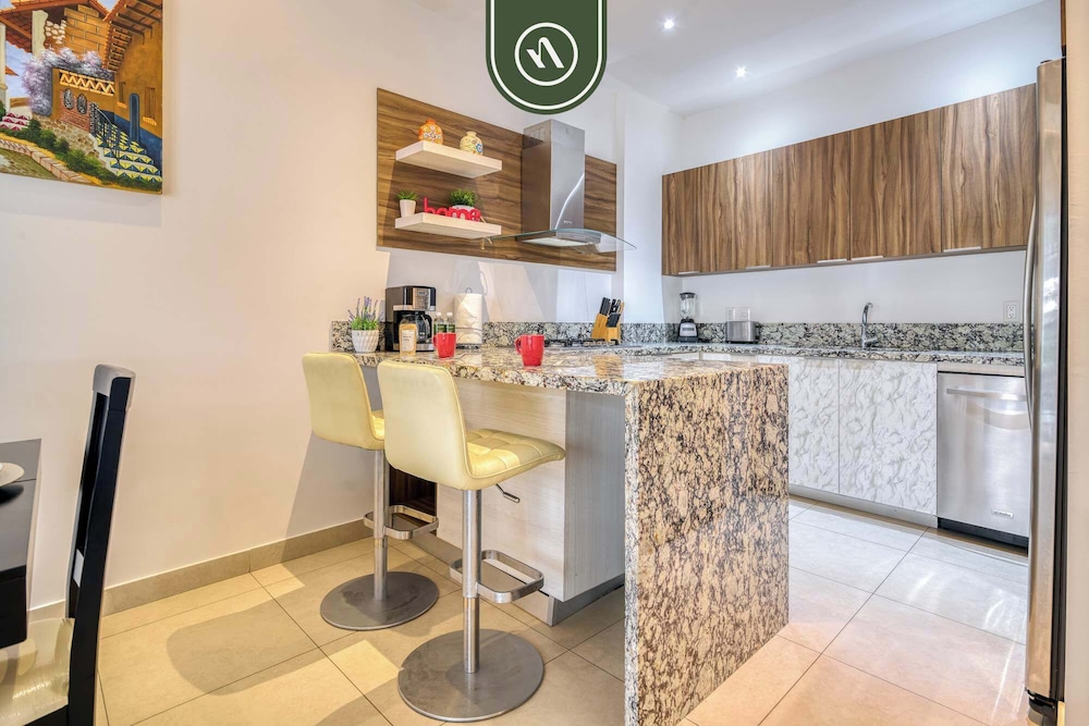 Amazing 1 BR Condo - Zona Romantica - Rooftop Pool