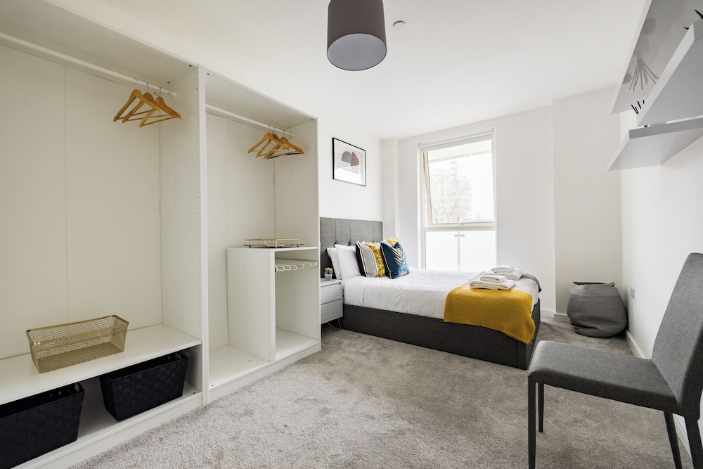 Sophisticated 2 Bed Flat with Balcony in Acton