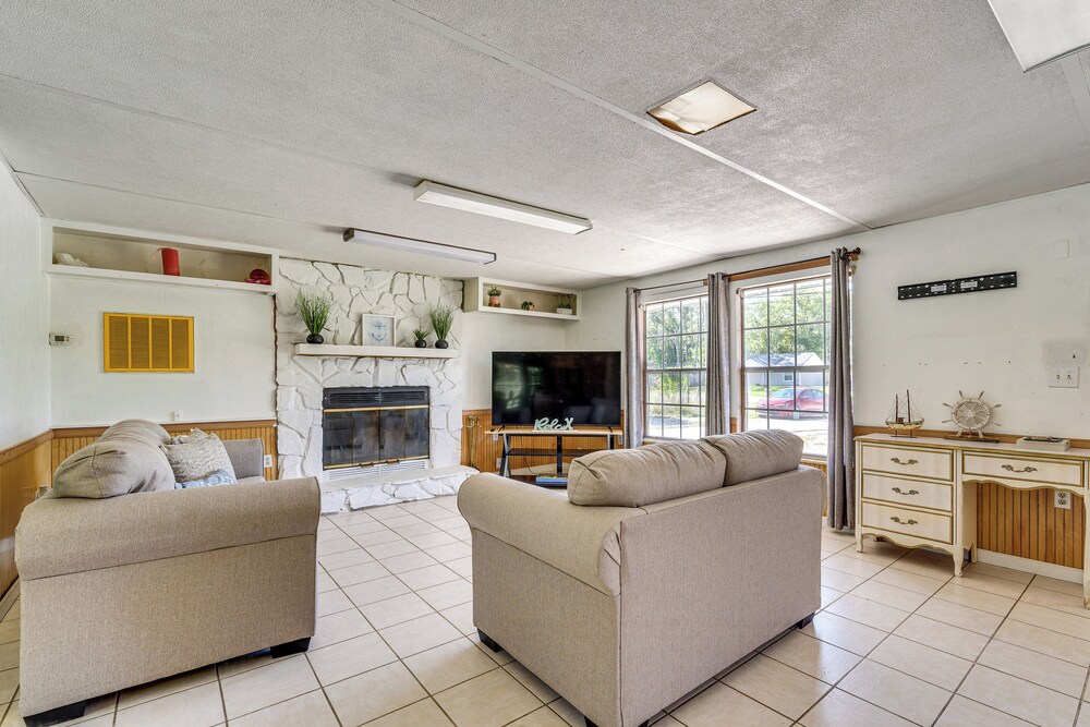 2 Mi to Manatees: Homosassa Home w/ Lanai!