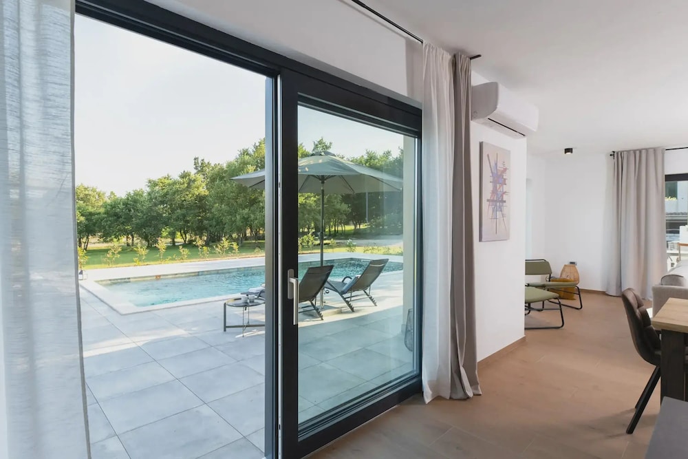 Photinia in Labin With 3 Bedrooms and 1 Bathrooms