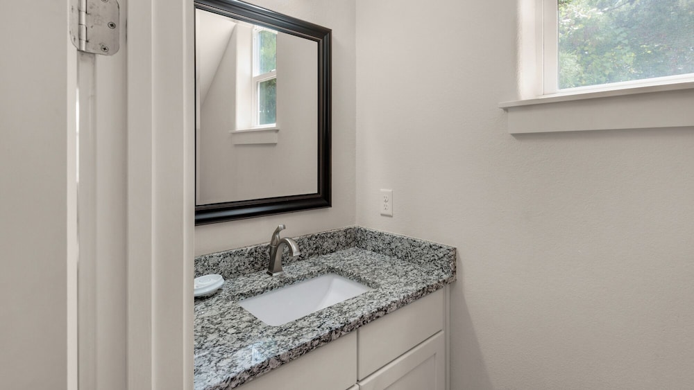 Stunning 4 Bd/4.5 BA - Free Wifi - Easy Walk to Beach