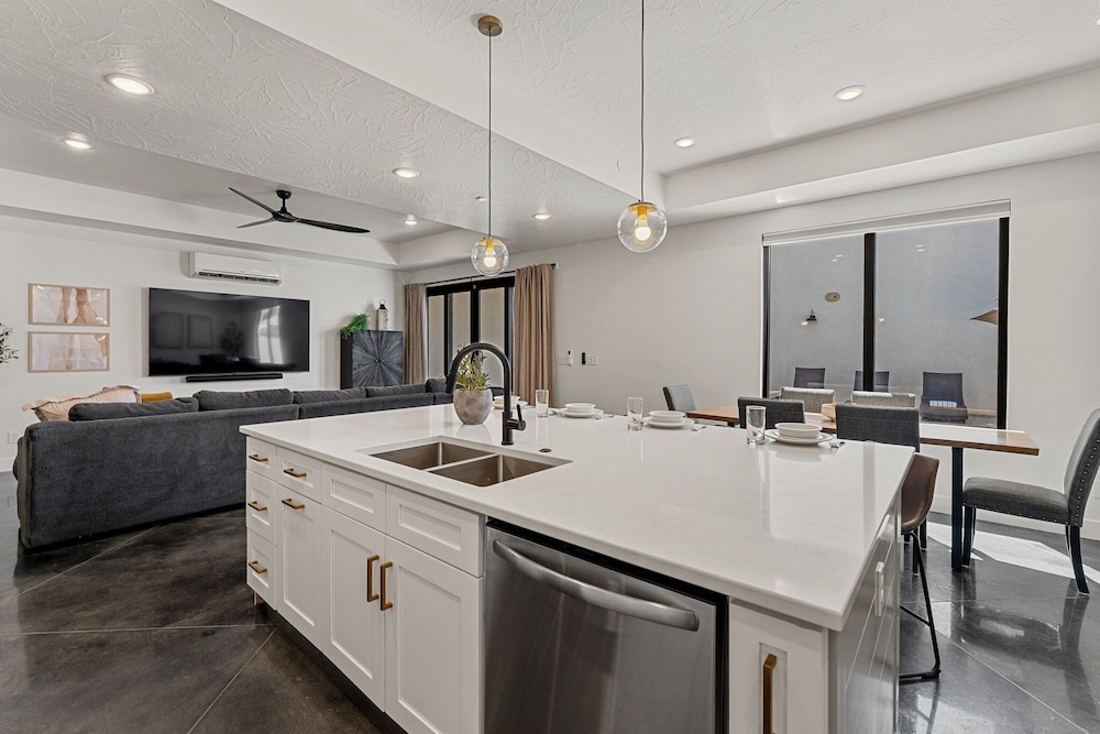Desert Jewel With Private Gym And Pool 4 Bedroom Townhouse