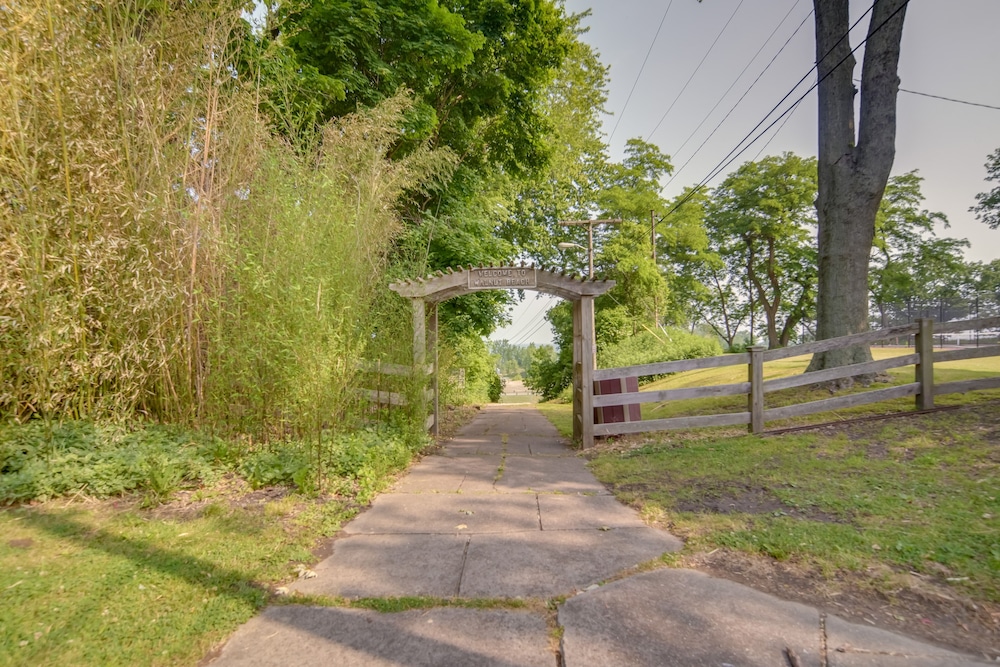 Ashtabula Vacation Rental w/ Covered Balcony view 4