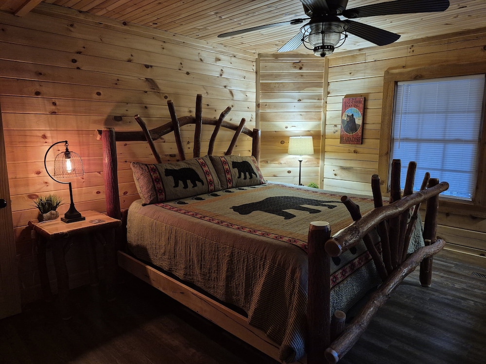 Black Bear Retreat 2 Beds! 2 Bedroom Cabin