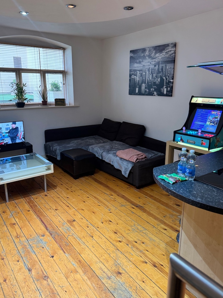 1br-wifi-freesnacks-freeparking-petsok-retroarcade