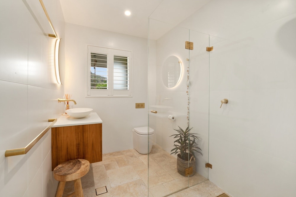 Sunrise Cove 2-bed Apartment at Newport Beach