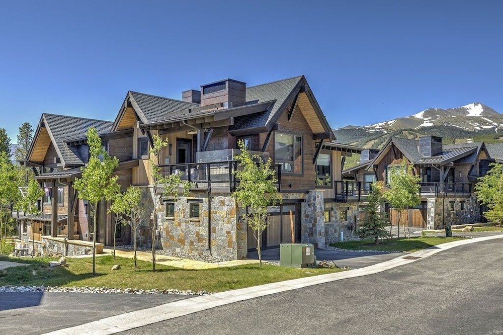 Falcon Haus 4 Bedroom Townhouse by RedAwning
