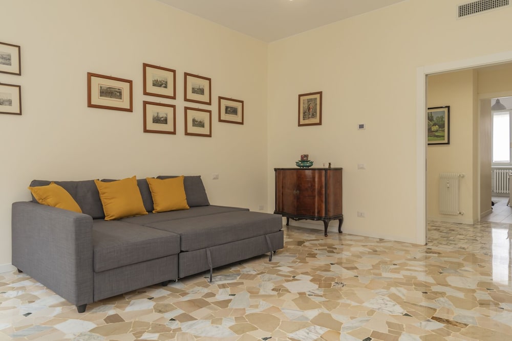 JOIVY Modern 2bed flat with balcony, 250m from M5 Foppa and M2 Sant'Agostino