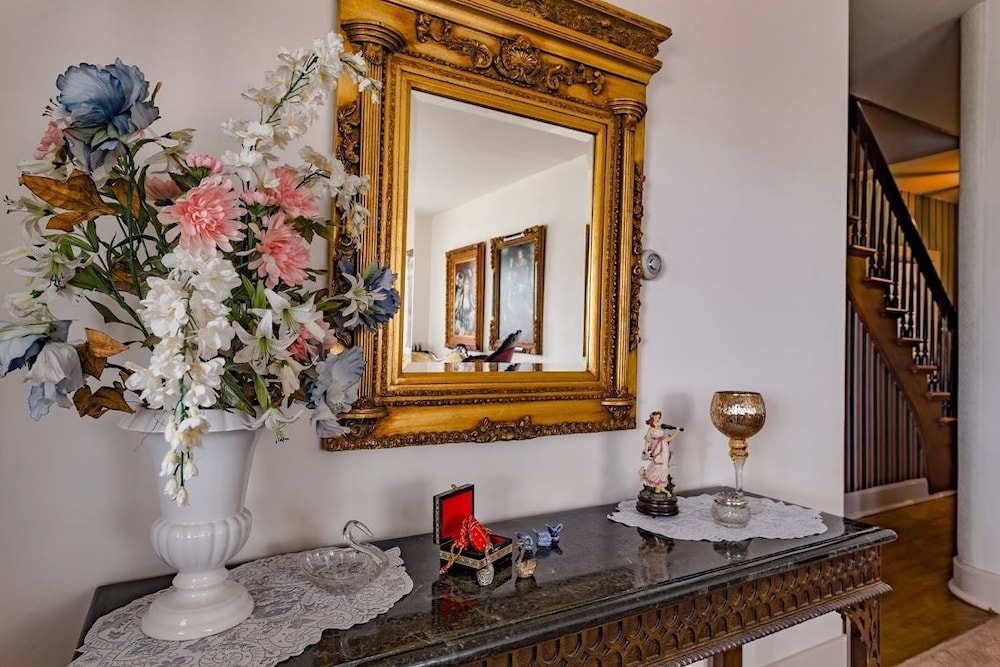The Swan House