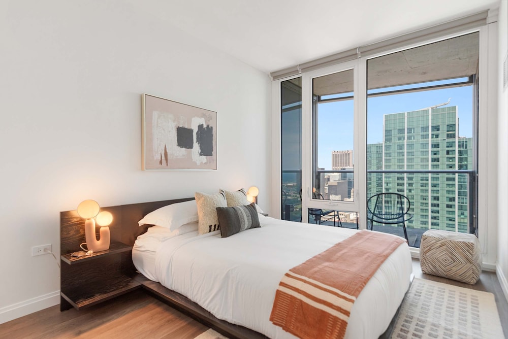 Top-tier Stay 49th Fl Lakefront City Views