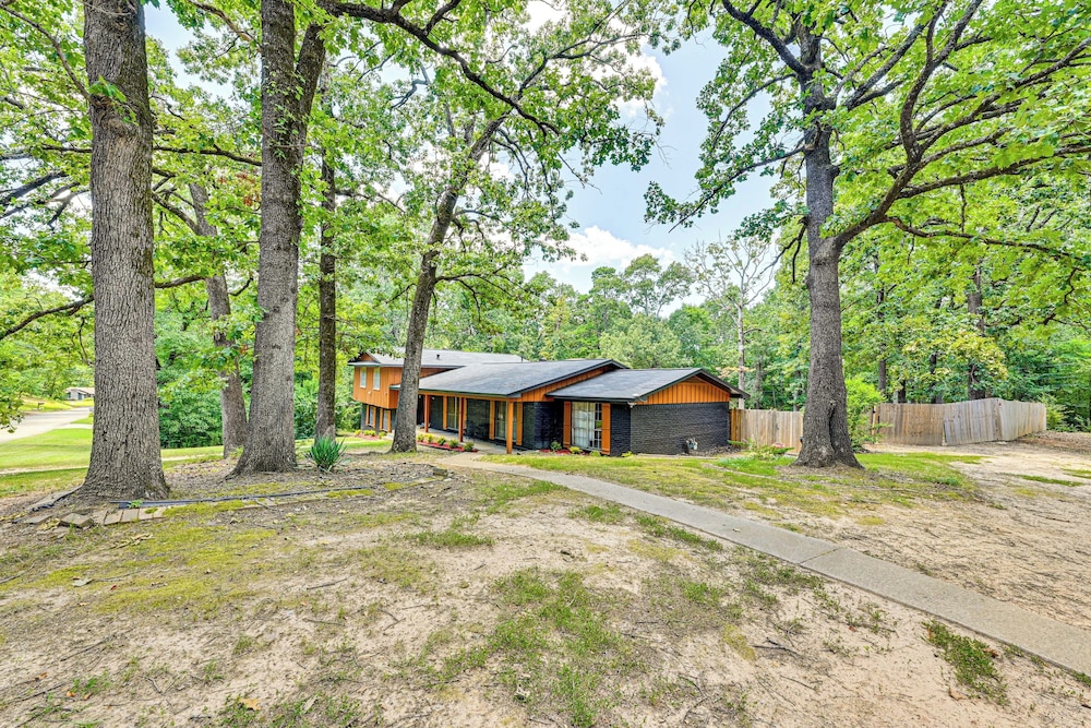 Easy I-30 Access: Cozy Texarkana Apt w/ Essentials