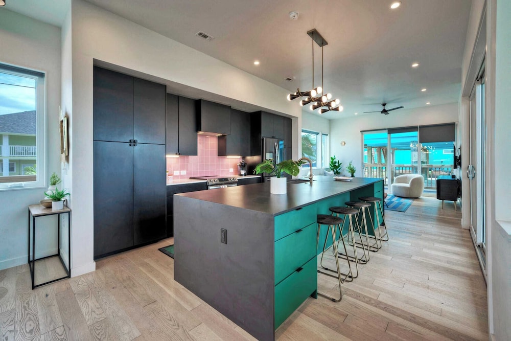 Sleeps 20 2 Modern Homes w/ Private Pool, Deck+patio 3-min Walk to the Beach