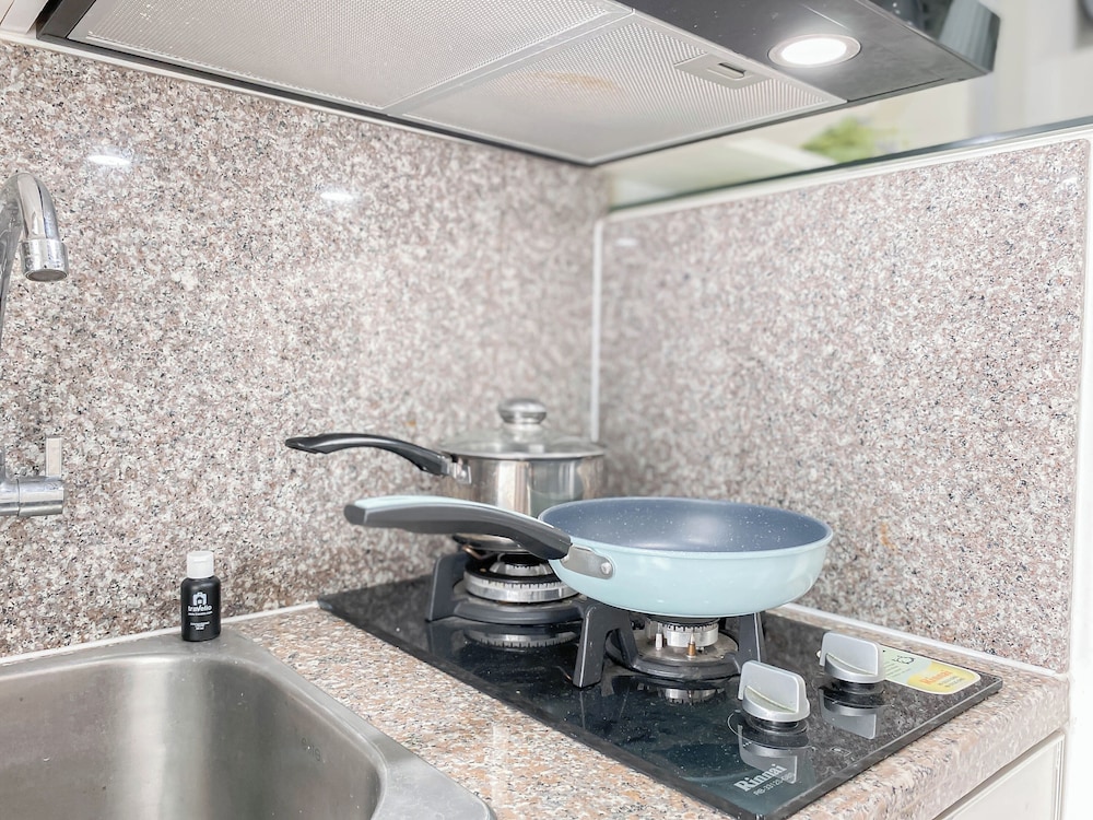 White Accent 1Br Near Mall At Bassura City Apartment