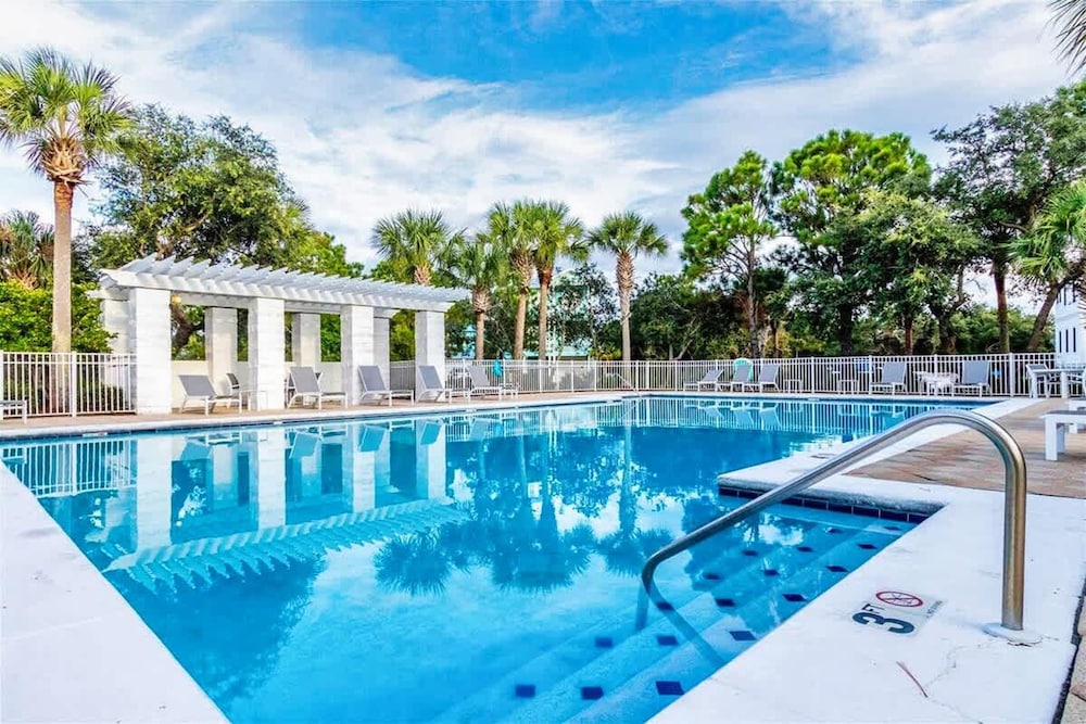 Gulf Shores Hideaway Walk to Waves Pool Golf Views